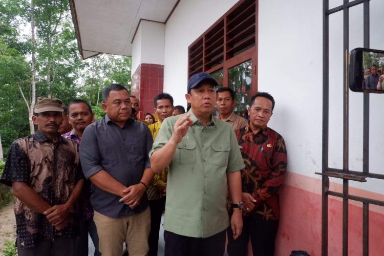 Bupati Muaro Jambi Tinjau SD 167/XI Penggaratan Kecamatan Mestong