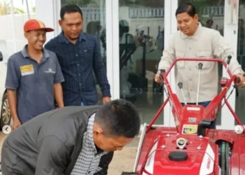 Wakil Ketua DPRD Kota Jambi Serahkan Hand Traktor dan Bantuan Perikanan untuk Tingkatkan Ketahanan Pangan 